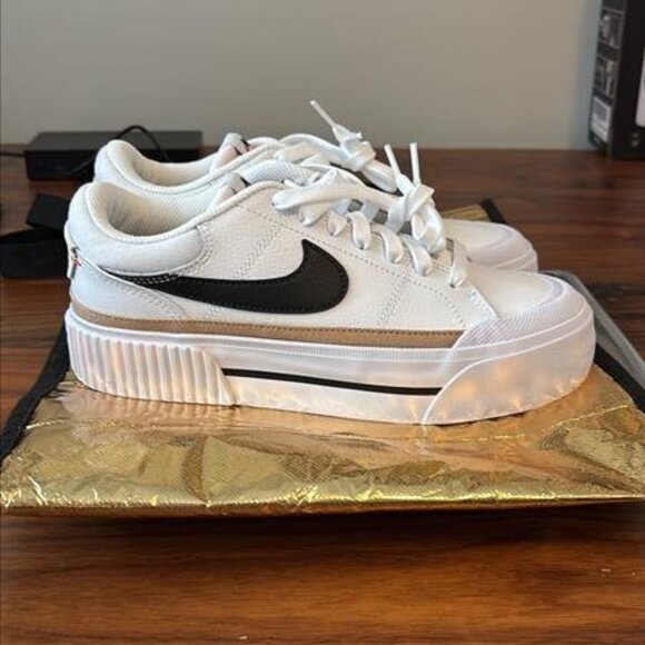 Size 6.5 Nike Women's Court Legacy Lift Shoes - Picture 7 of 7